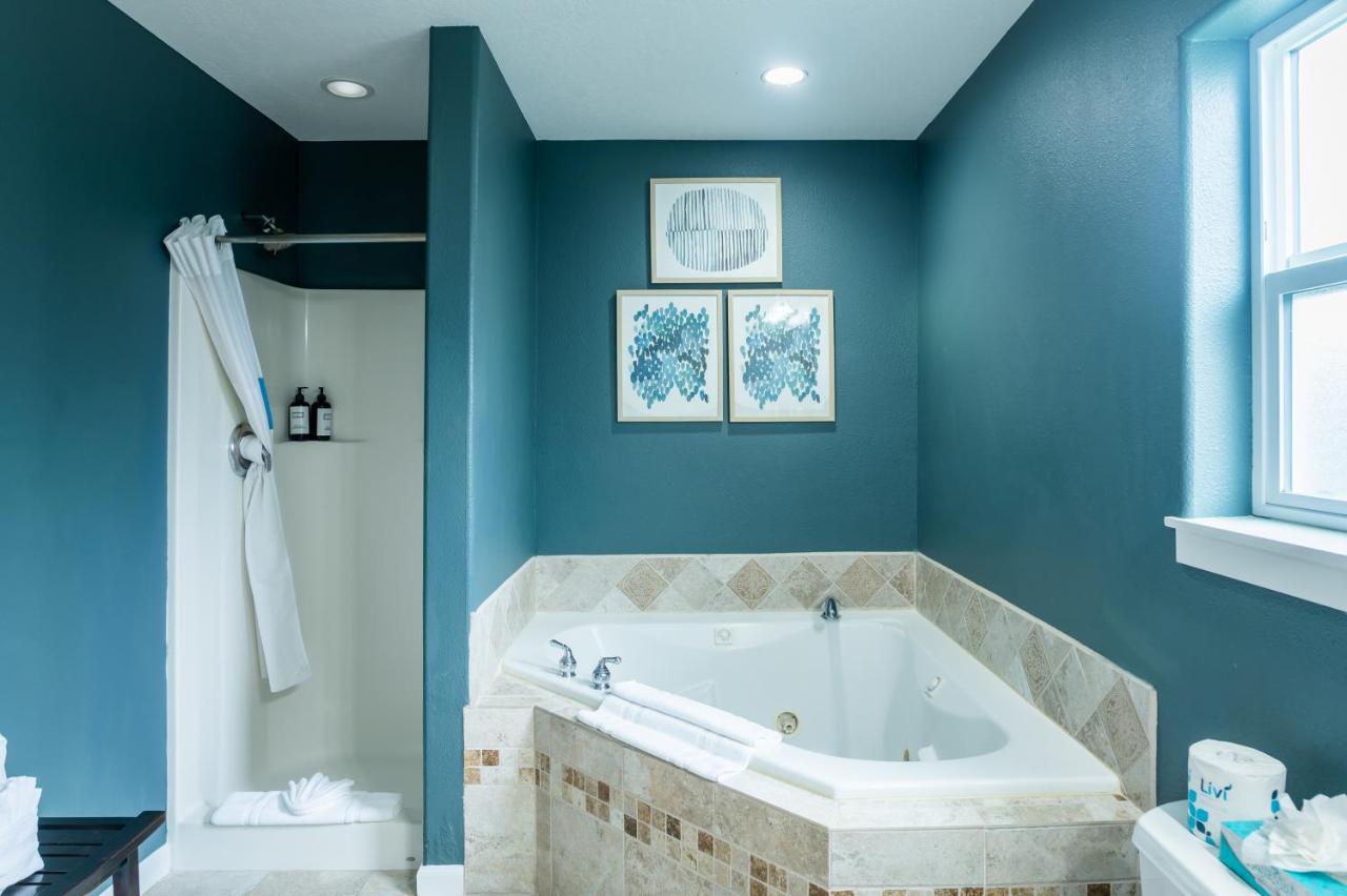 One Bedroom Suite with Spa at Inn at Haystack Rock