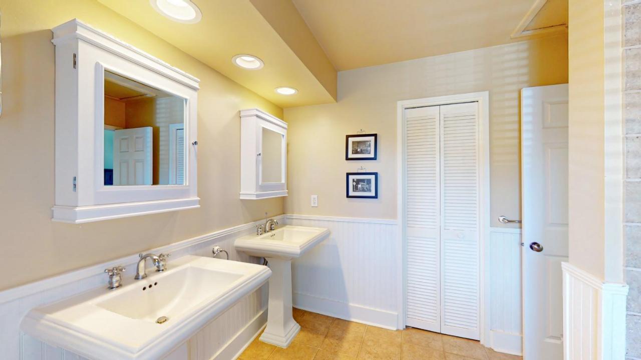 | 943 Inverness Village