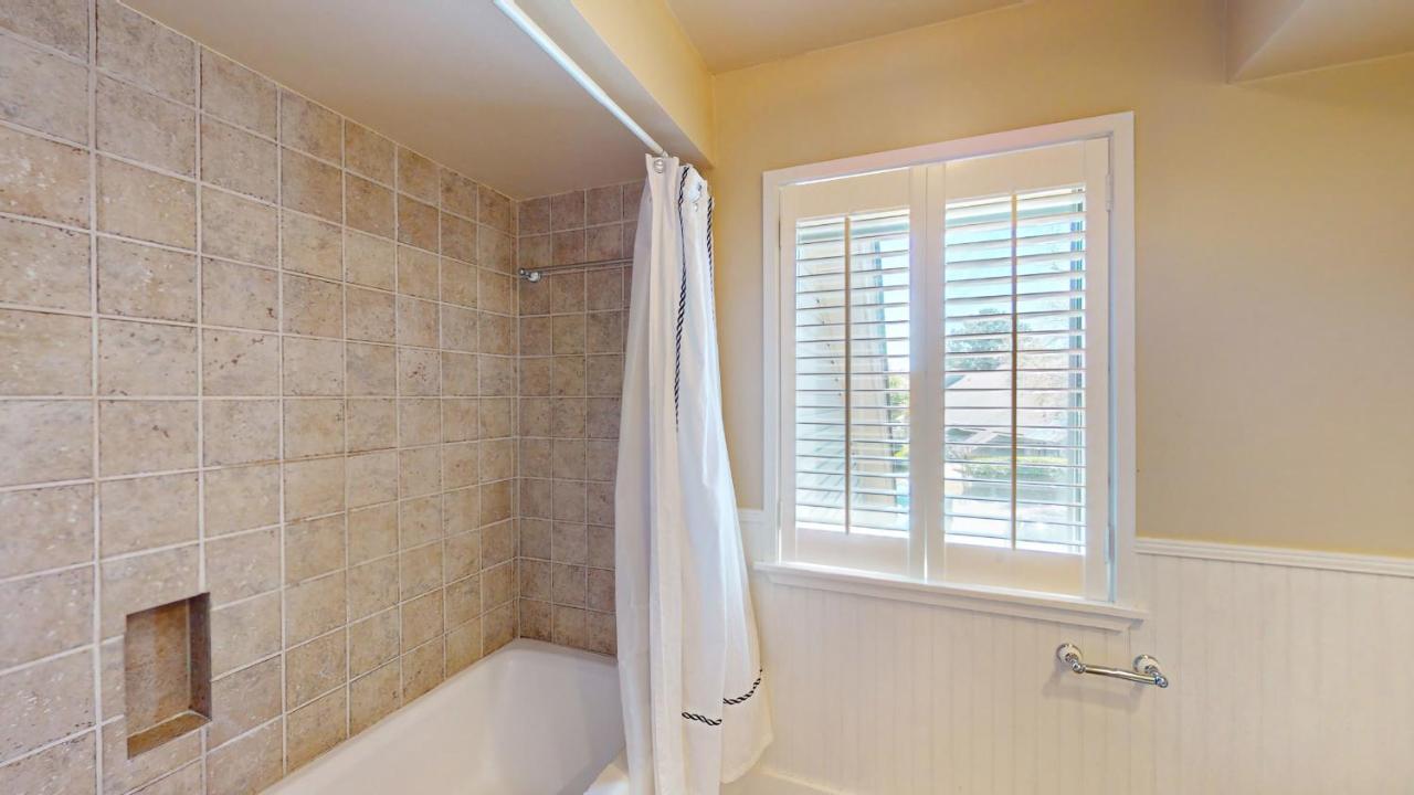 | 943 Inverness Village