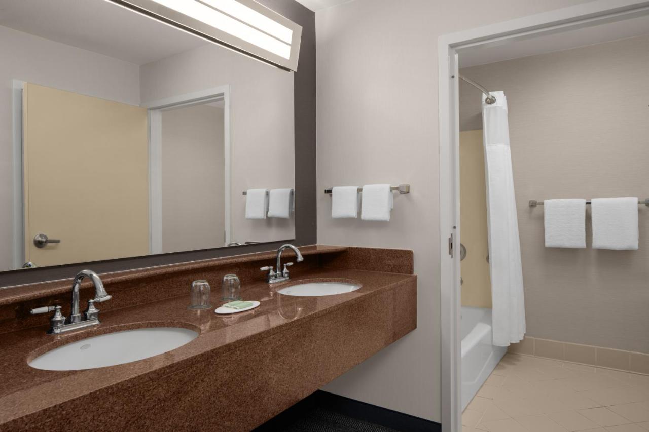 One-Bedroom King Suite at Courtyard by Marriott San Diego Central