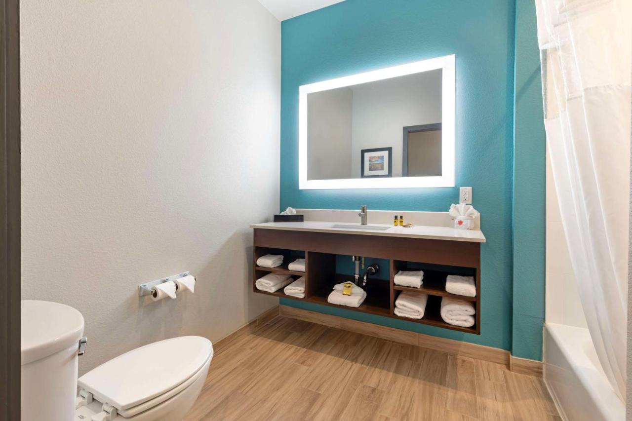 King Suite with Bath Tub - Disability Access at Best Western Plus Medical Center
