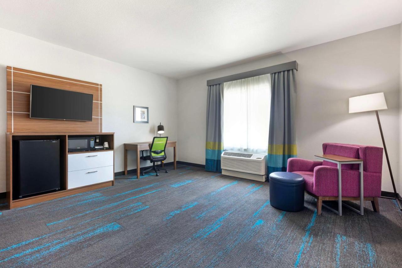 King Room with Roll-In Shower - Disability Access at Best Western Plus Medical Center