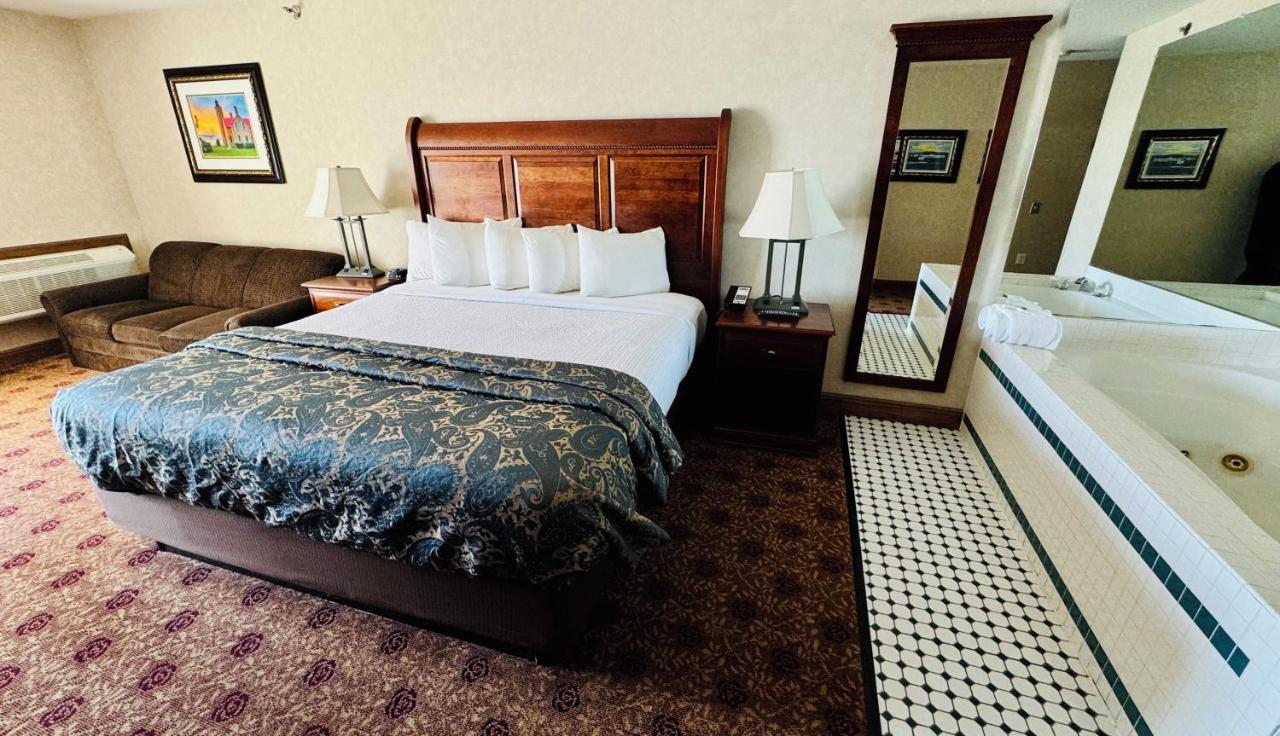 King Room with Spa Bath at Hamilton Inn Select Beachfront Mackinaw City