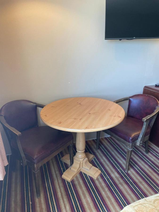 | Rawlins Western Lodge