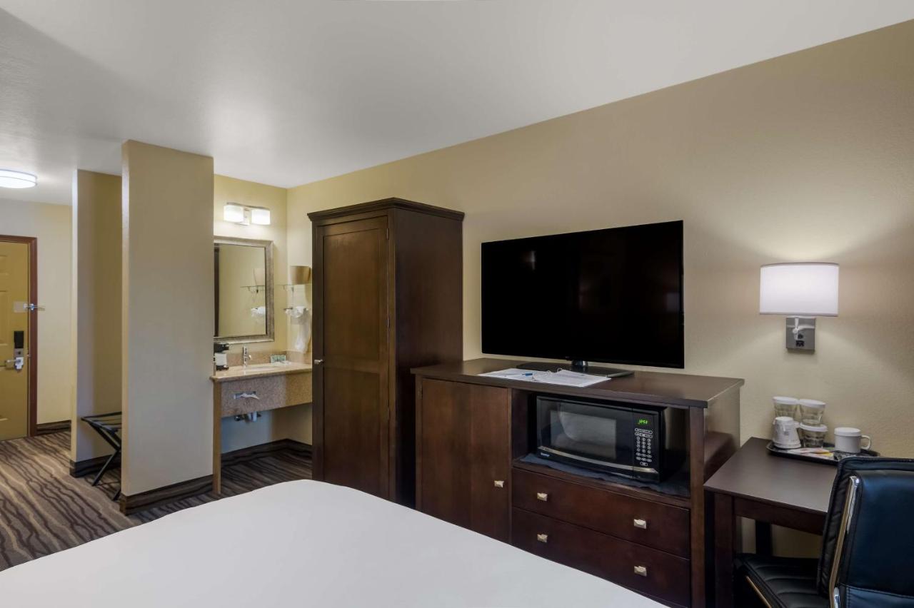 Queen Room at Best Western Cottage Grove Inn