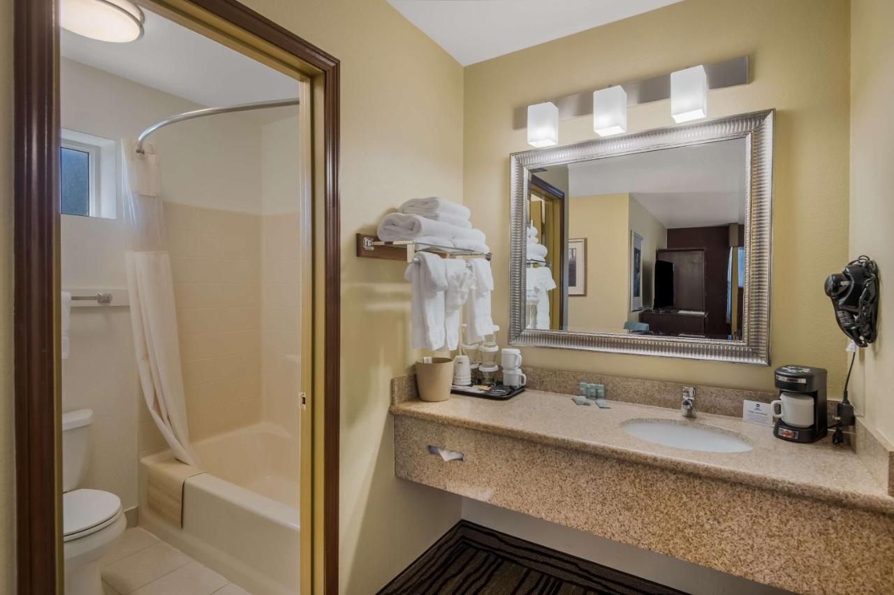 King Room at Best Western Cottage Grove Inn