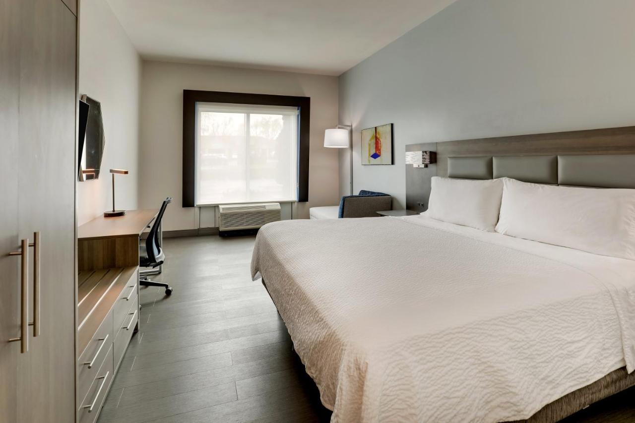 King Room - Hearing Accessible - Roll-in Shower at Holiday Inn Express & Suites Richmond by IHG
