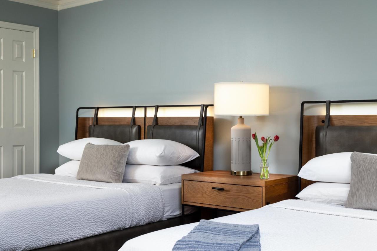 | Meadowbrook Inn