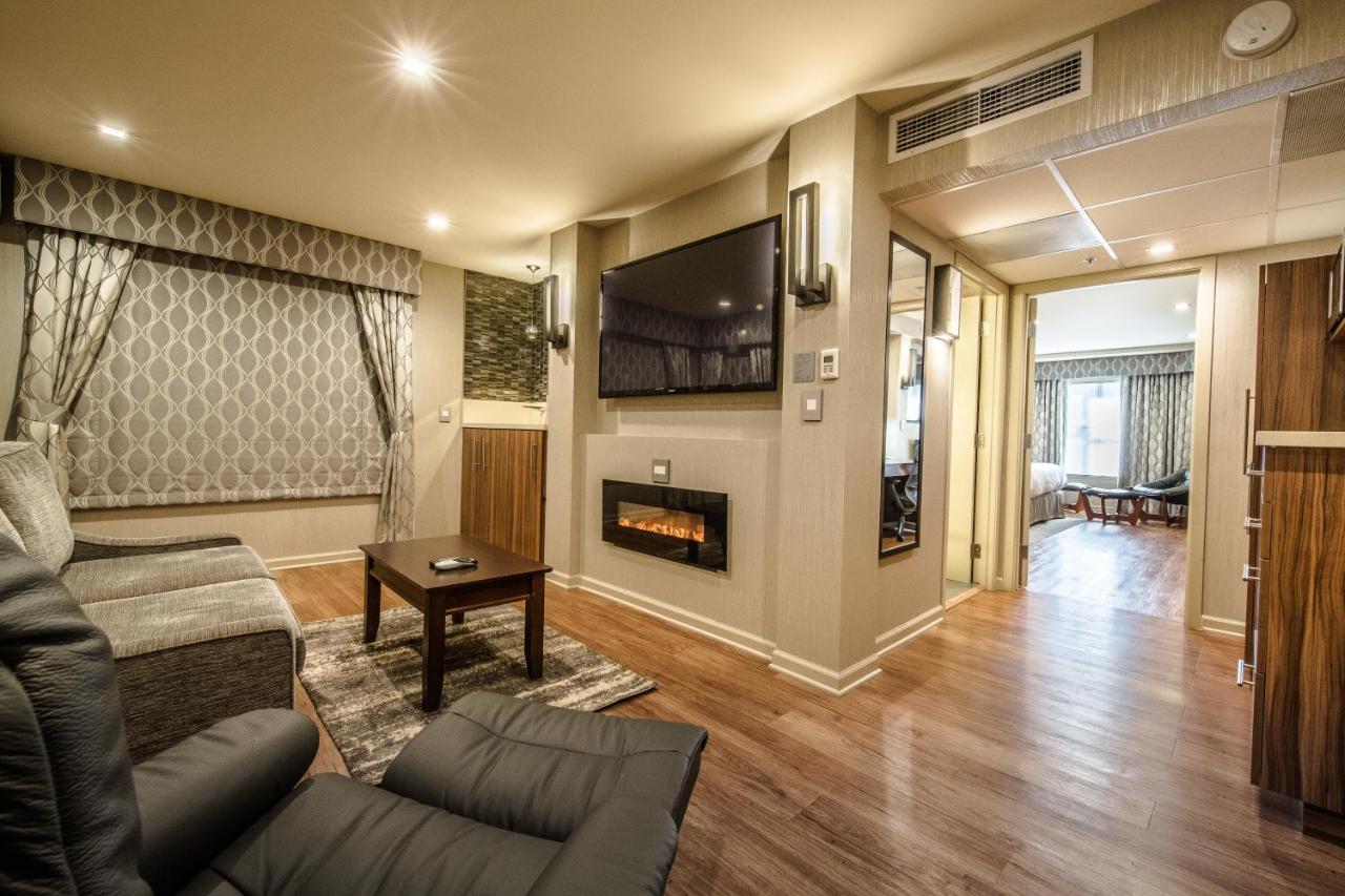 Deluxe Two-Bedroom Suite at Hotel Strata