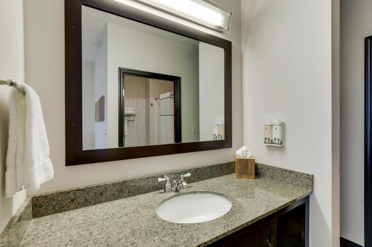 Deluxe Queen Room at Stoney Creek Hotel Kansas City - Independence