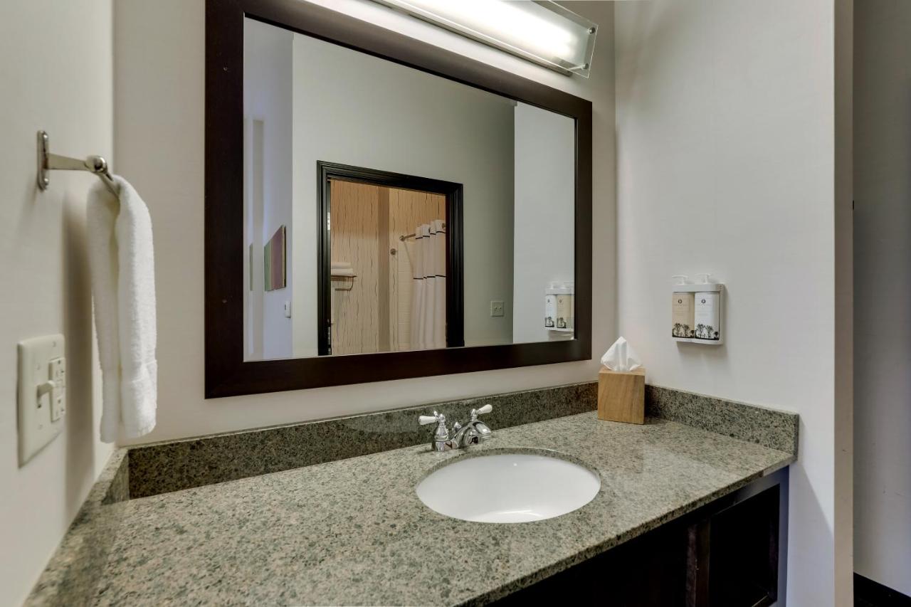 Deluxe King Room at Stoney Creek Hotel Kansas City - Independence