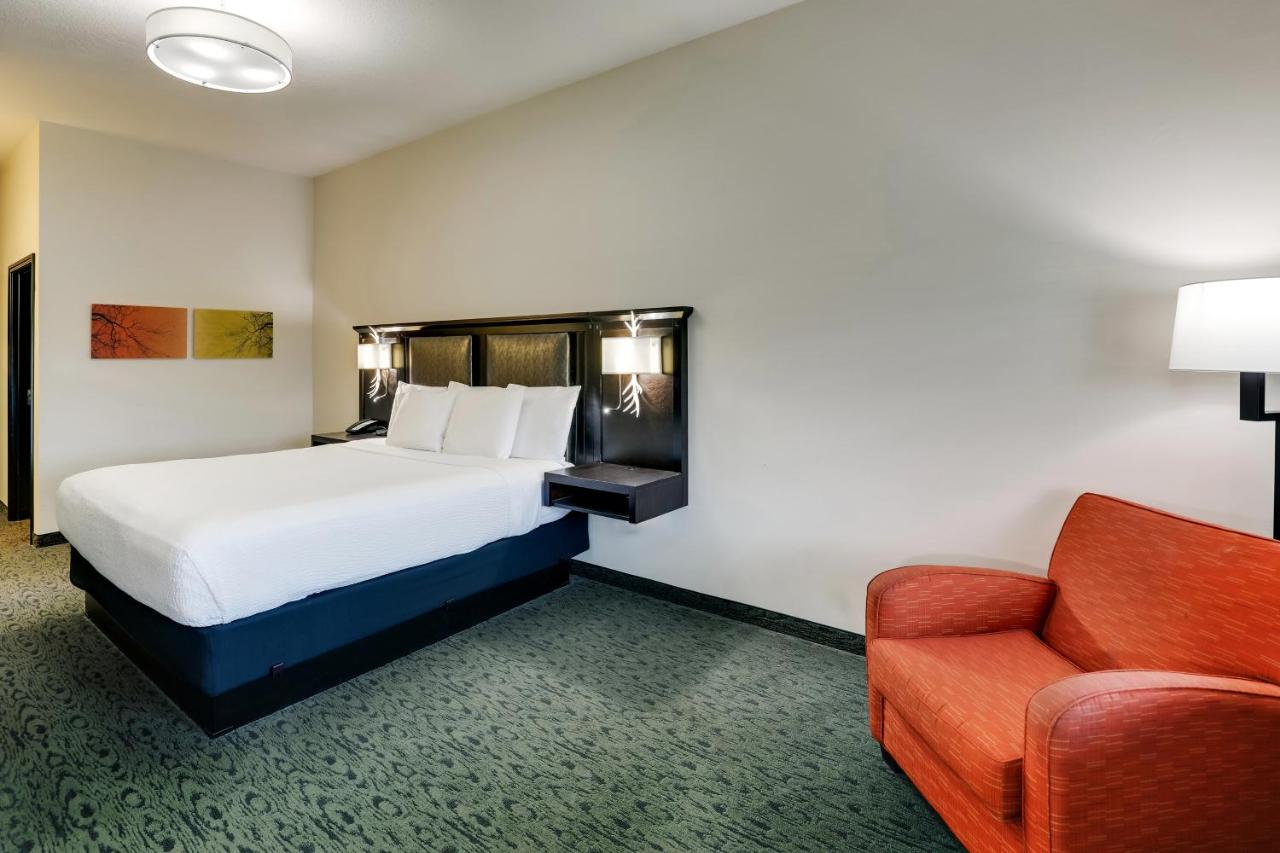 Deluxe King Room at Stoney Creek Hotel Kansas City - Independence