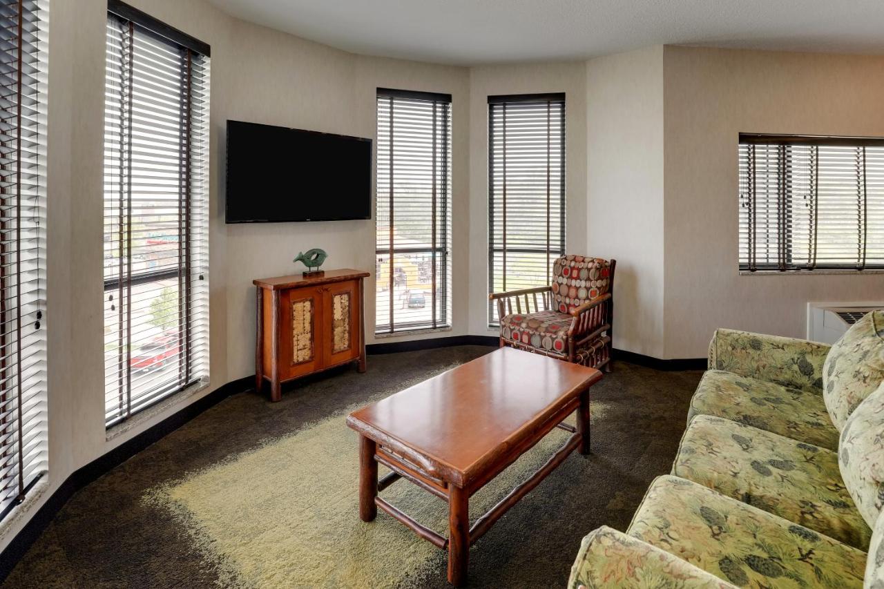 Junior Suite at Stoney Creek Hotel Kansas City - Independence