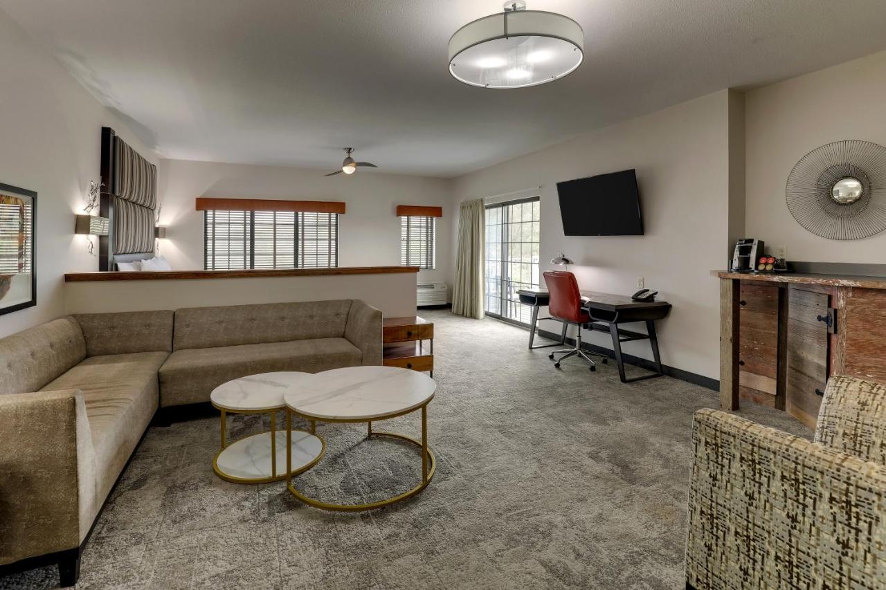 Superior King Suite at Stoney Creek Hotel Kansas City - Independence