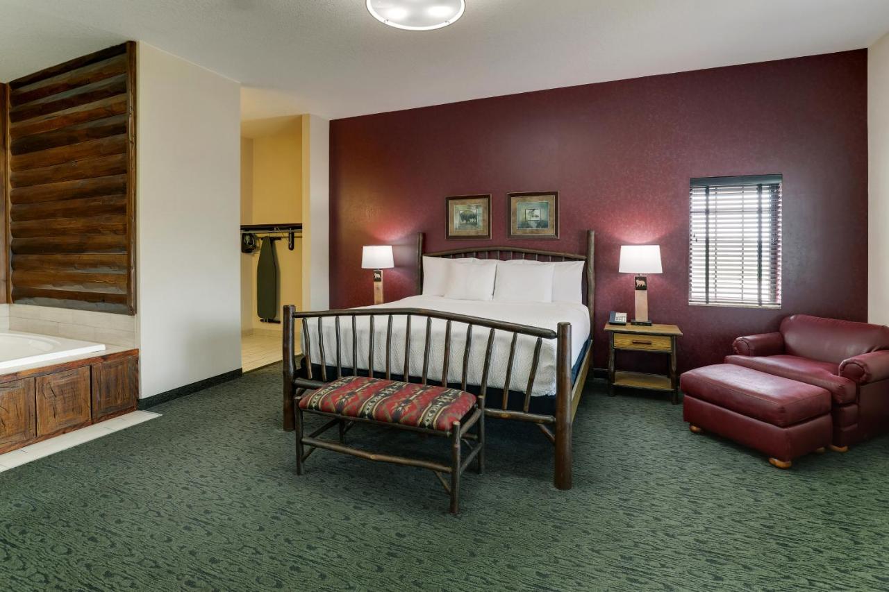 Suite with Hot Tub at Stoney Creek Hotel Kansas City - Independence