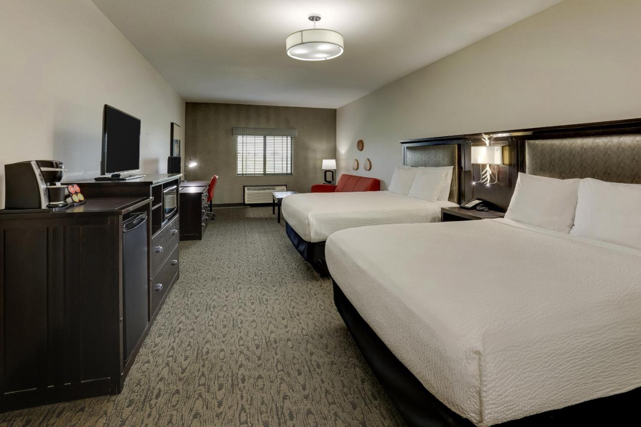 Superior Queen Room at Stoney Creek Hotel Kansas City - Independence
