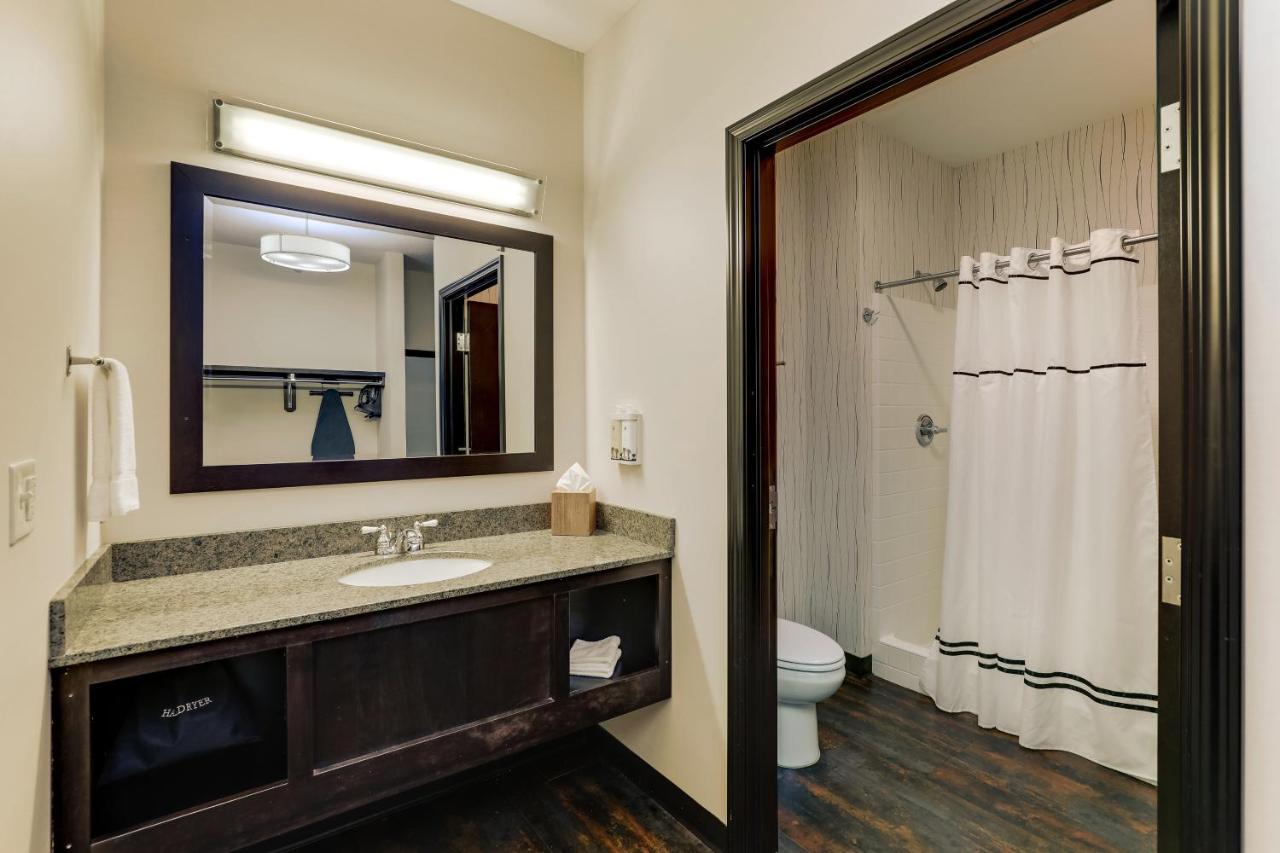 Superior Queen Room at Stoney Creek Hotel Kansas City - Independence