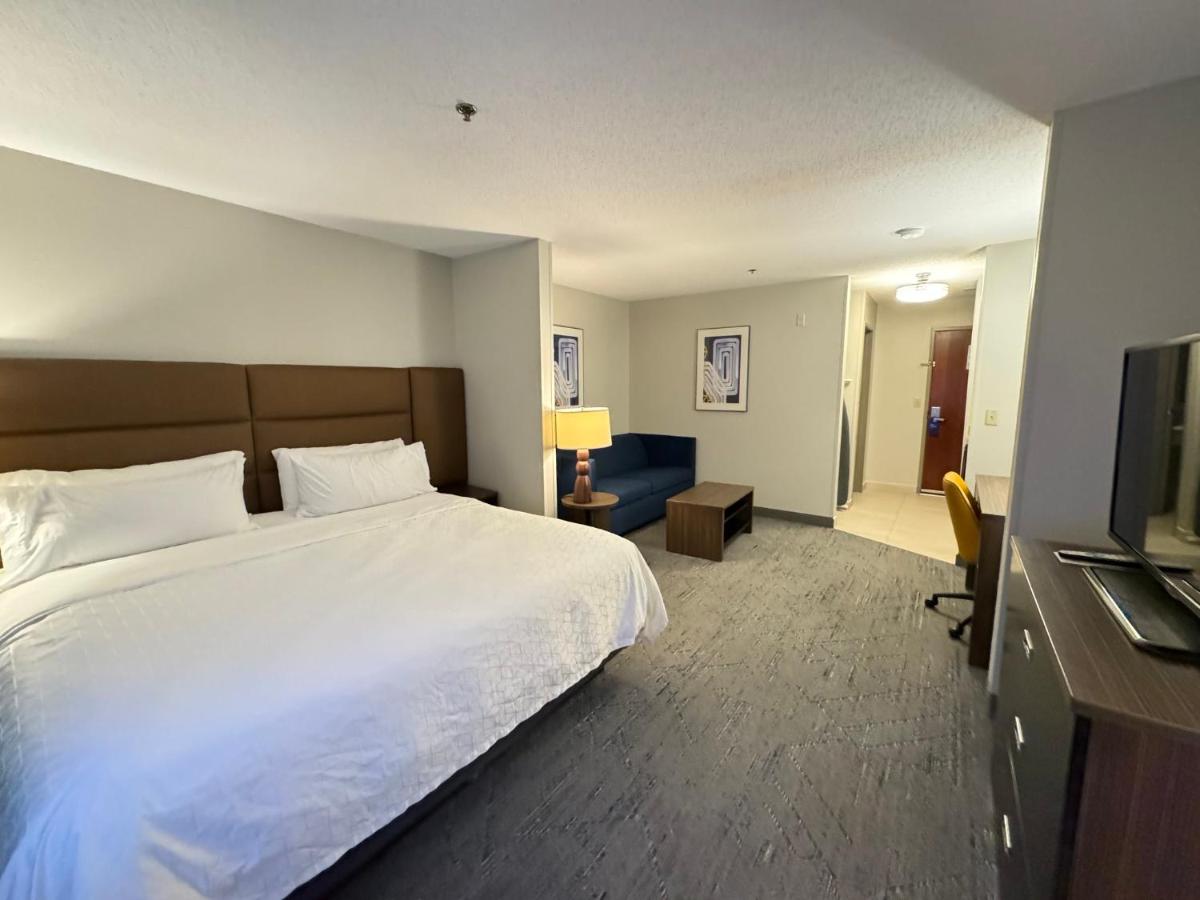 | Holiday Inn Express Hotel & Suites St. Paul-Woodbury, an IHG Hotel