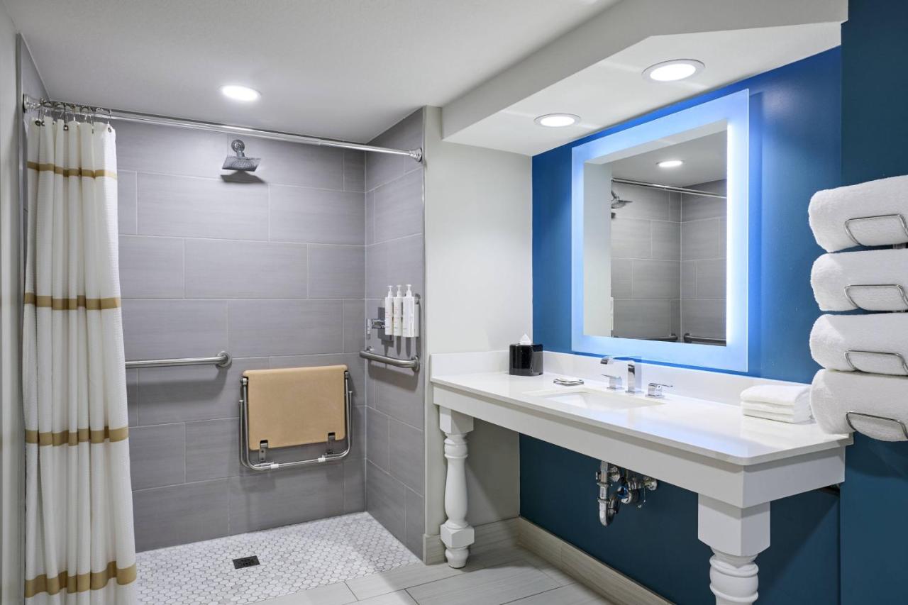 Guest Room, One King, Water View, Captiva Tower, Balcony at Marriott Sanibel Harbour Resort & Spa