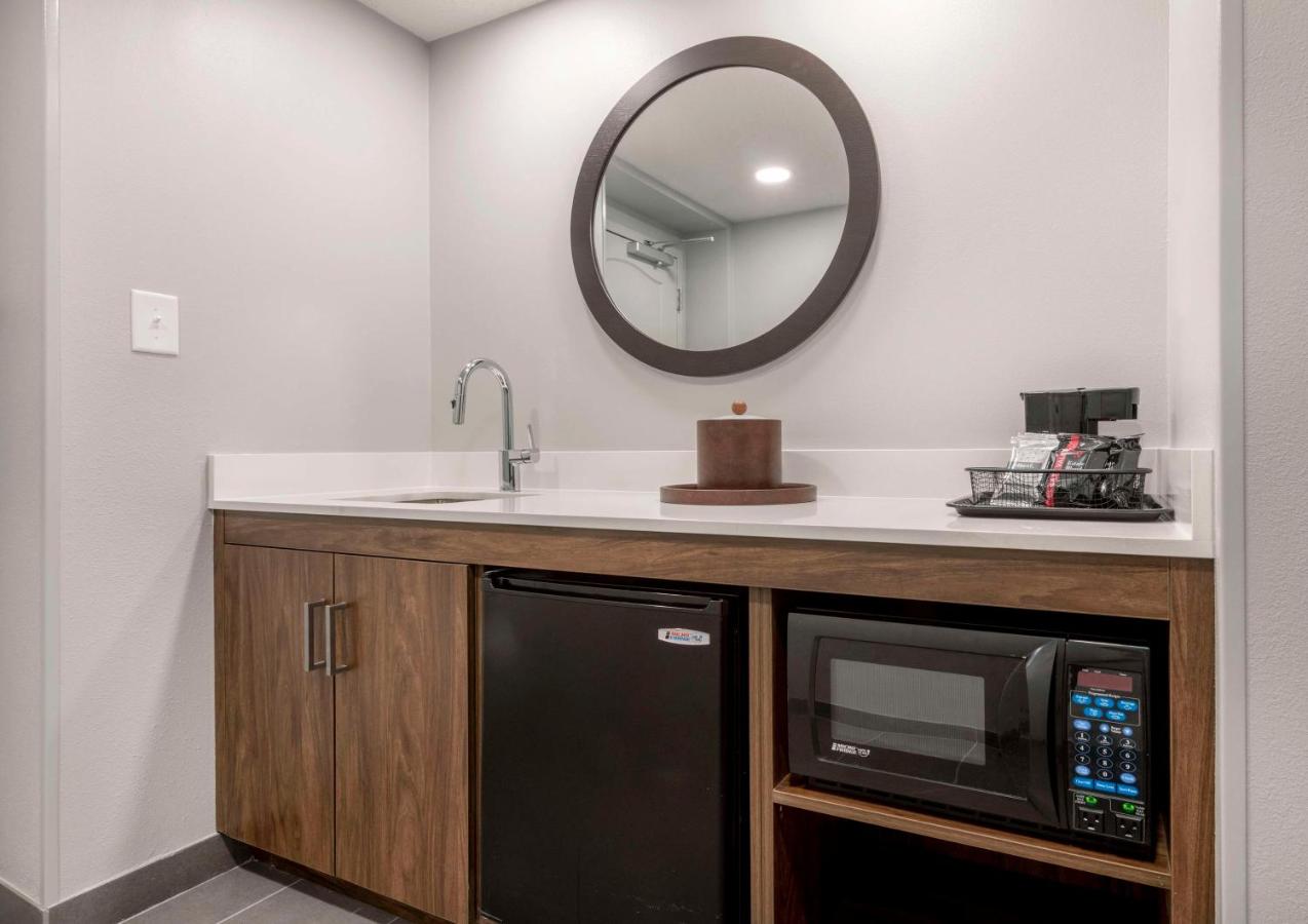 Queen Room with Two Queen Beds - Non-Smoking at Hampton Inn & Suites Burlington, NC