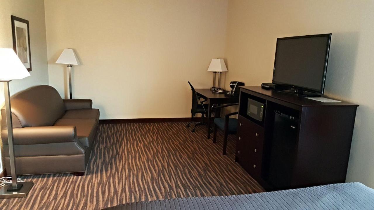 Family Suite at Cobblestone Inn & Suites - Denison - Oak Ridge