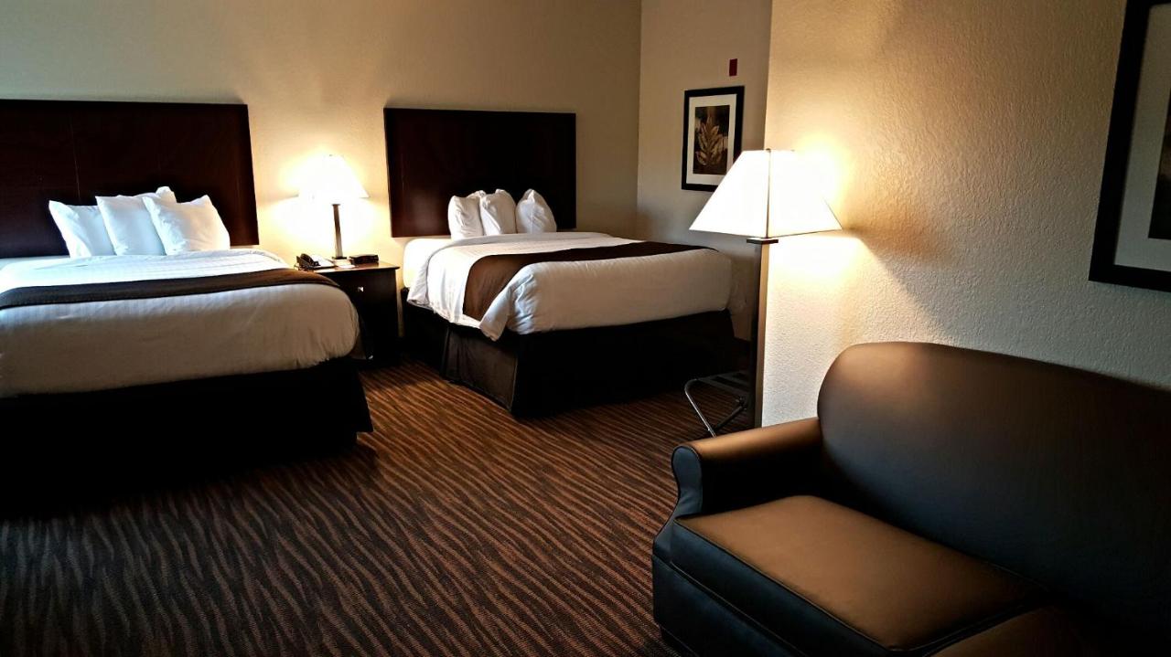 Family Suite at Cobblestone Inn & Suites - Denison - Oak Ridge