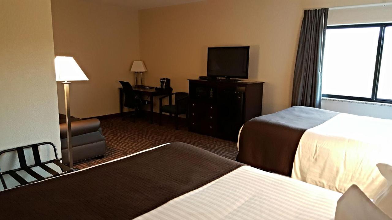 Family Suite at Cobblestone Inn & Suites - Denison - Oak Ridge