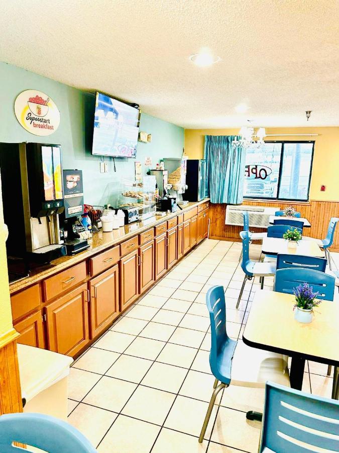 | Super 8 by Wyndham Warrenton