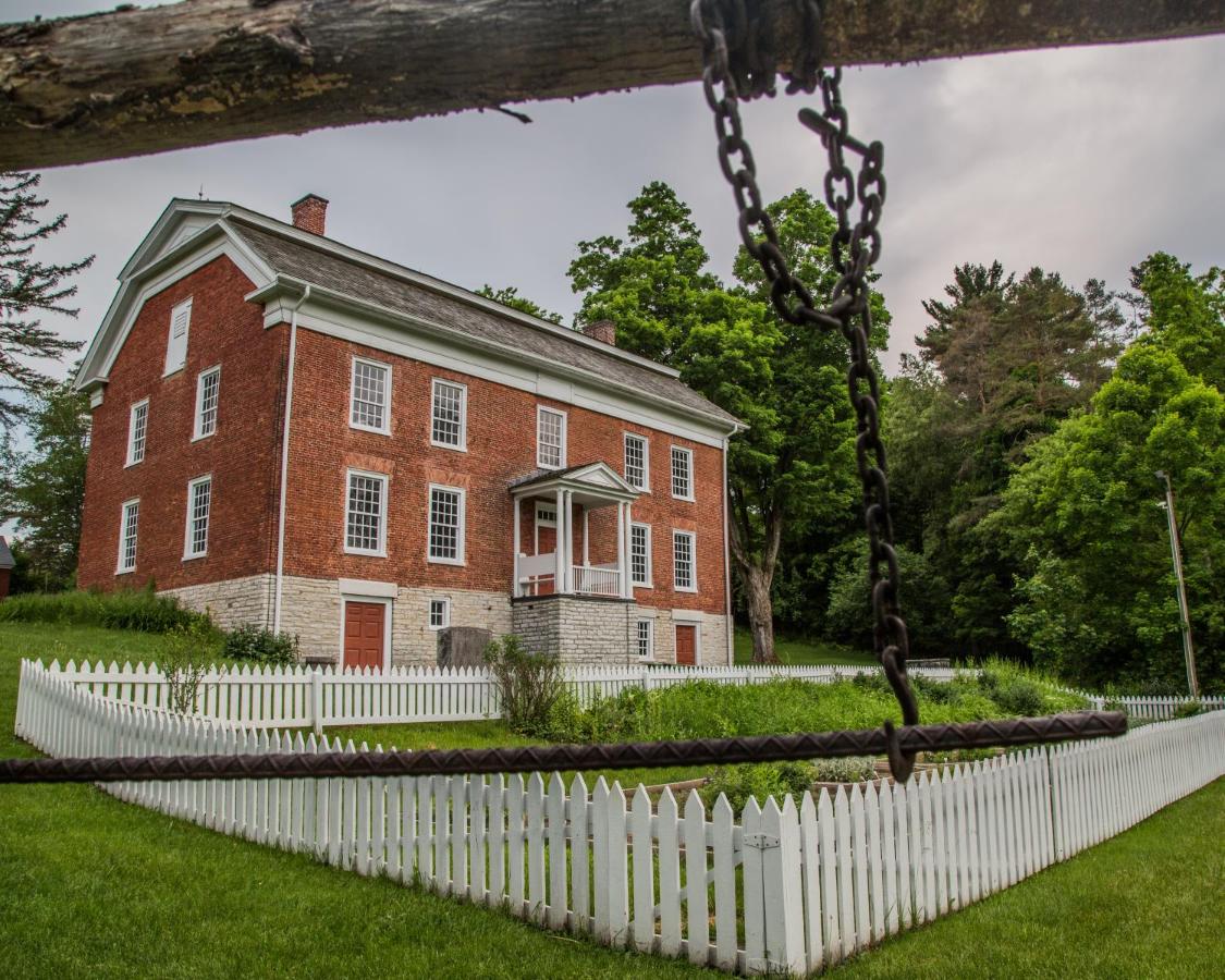 | Grand Colonial Bed and Breakfast