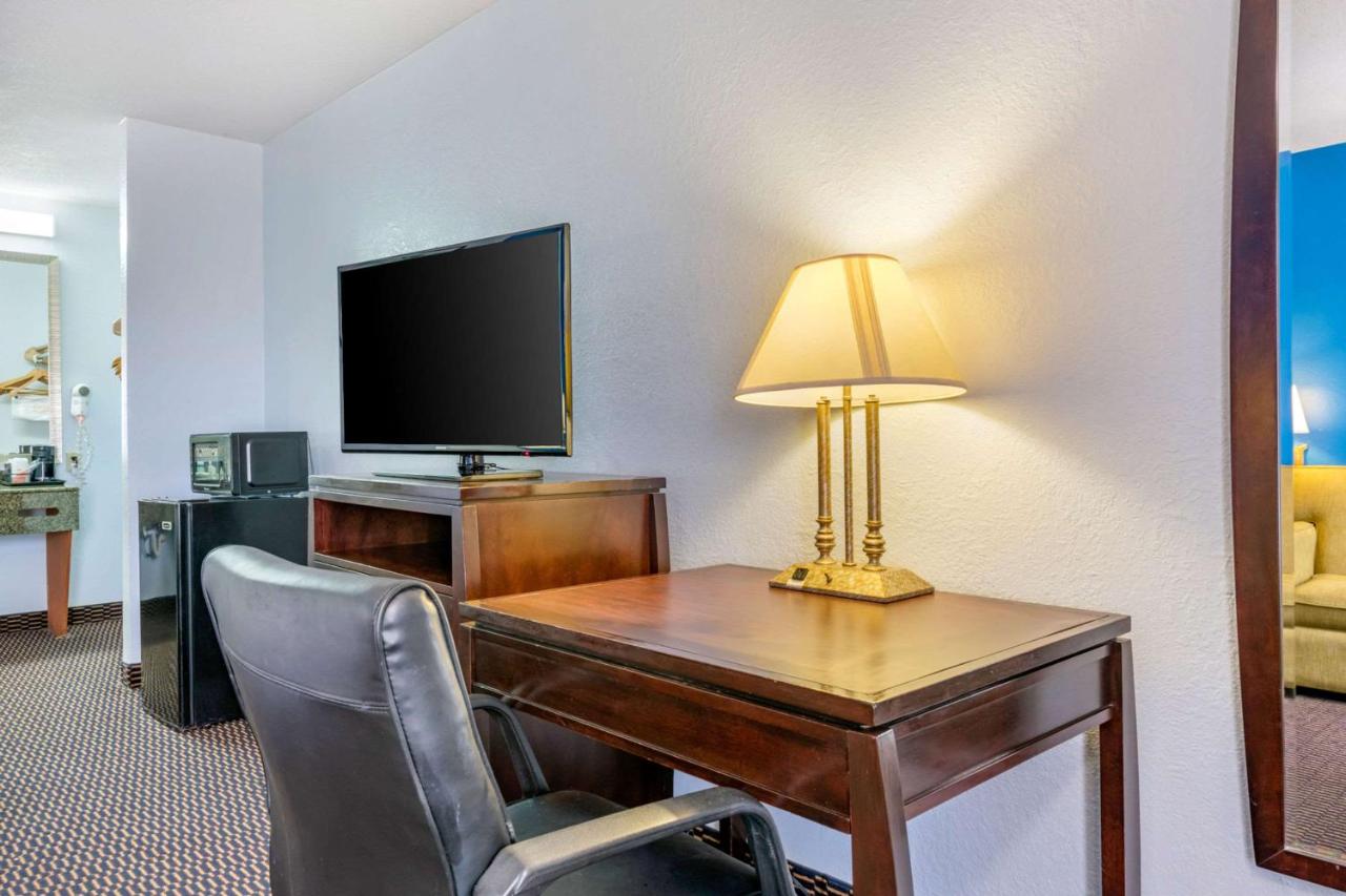 King Suite - Non-Smoking at Quality Inn Sarasota North Near Lido Key Beach