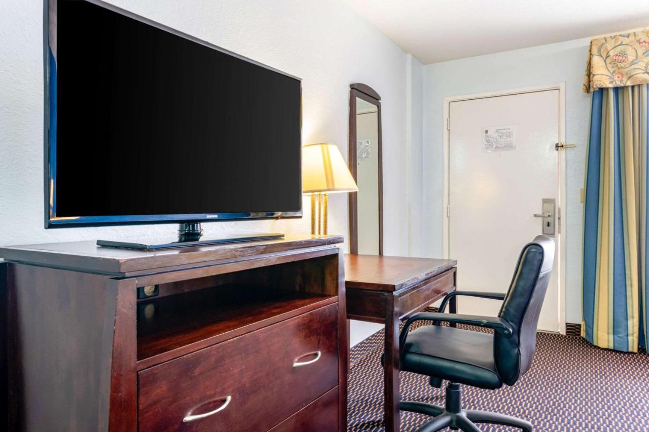 King Suite - Non-Smoking at Quality Inn Sarasota North Near Lido Key Beach