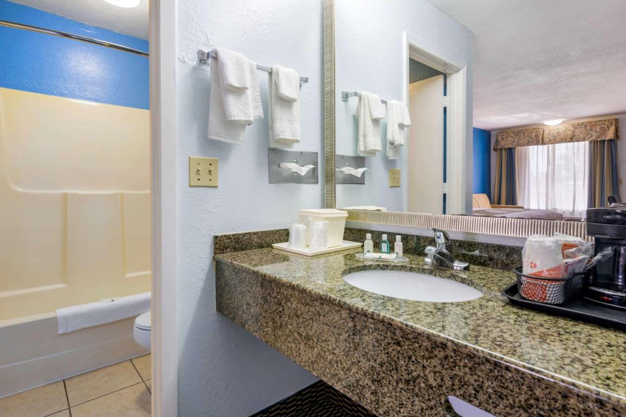 King Suite - Non-Smoking at Quality Inn Sarasota North Near Lido Key Beach