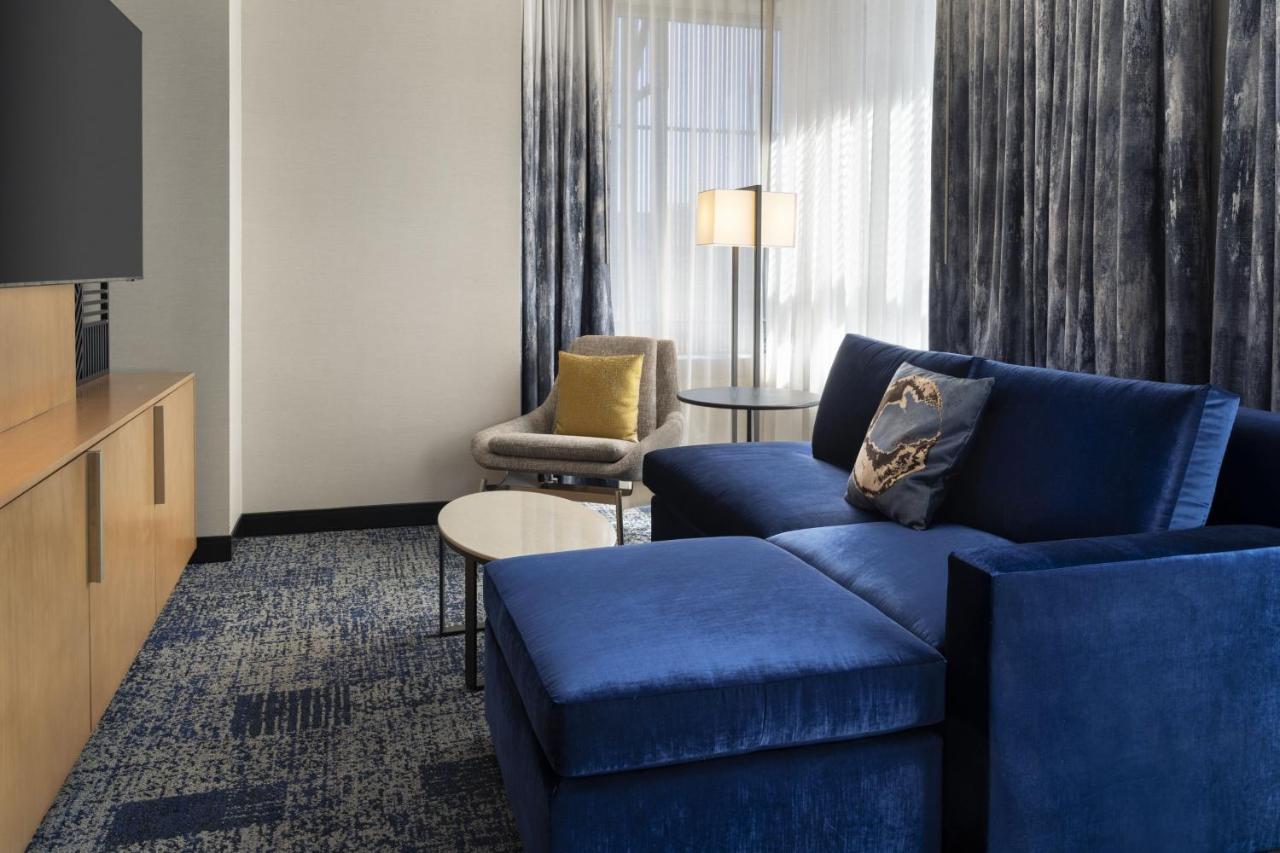 Junior Suite at Courtyard Los Angeles L.A. LIVE