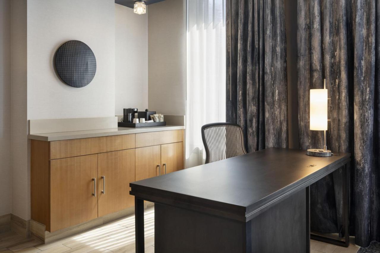 Junior Suite at Courtyard Los Angeles L.A. LIVE