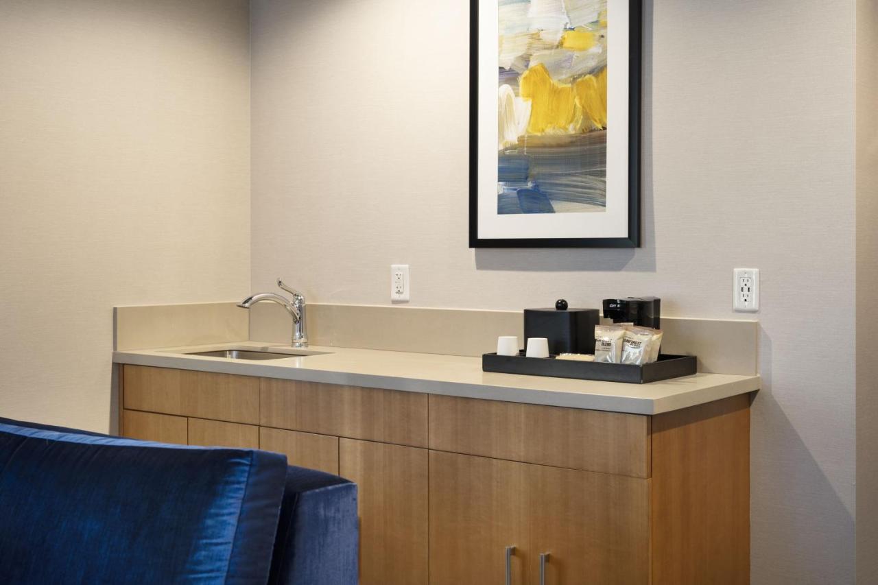 One-Bedroom Suite at Courtyard Los Angeles L.A. LIVE
