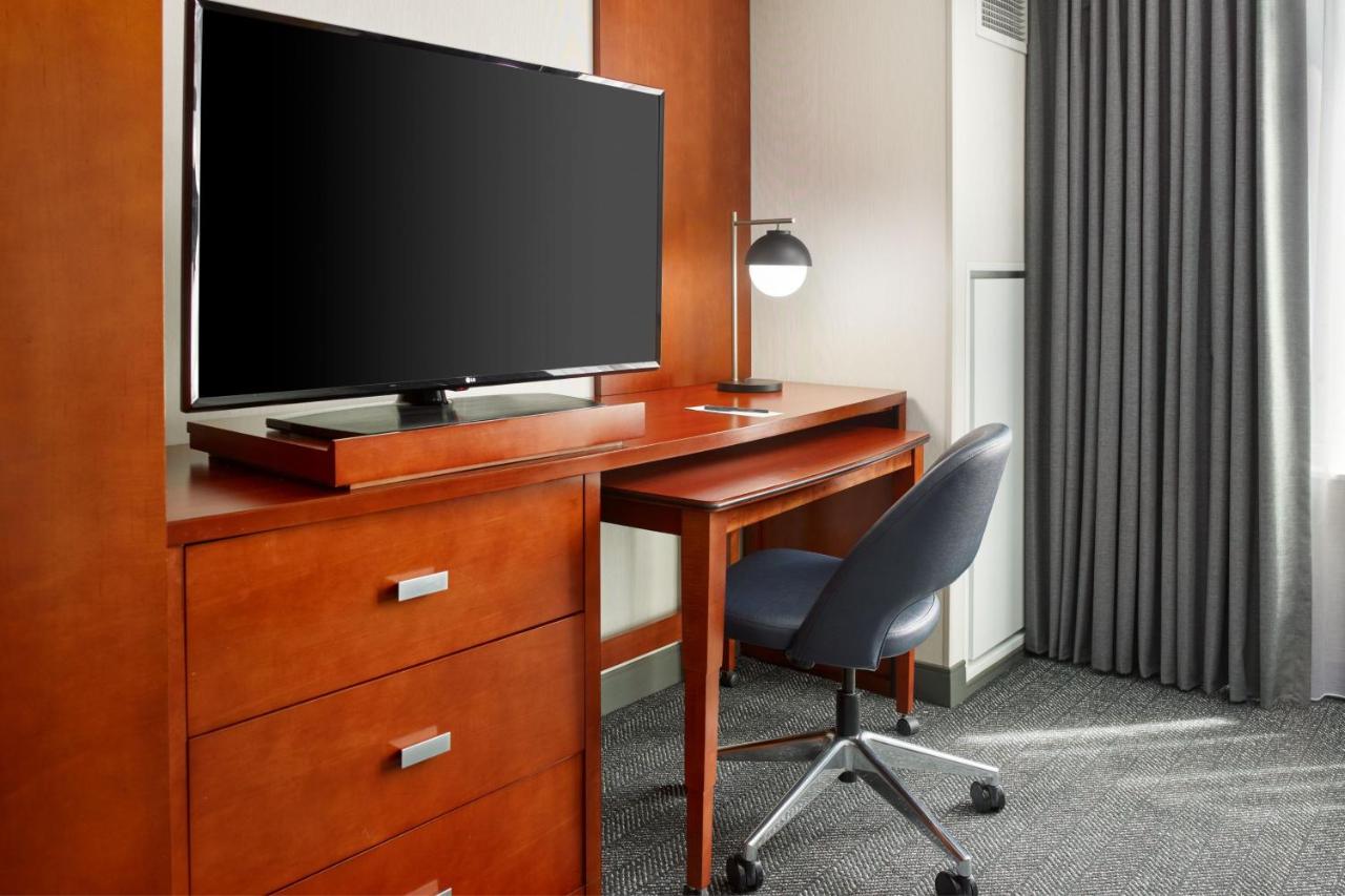 Executive King, Guest room, 1 King, Sofa bed at Courtyard by Marriott Washington, DC/Foggy Bottom