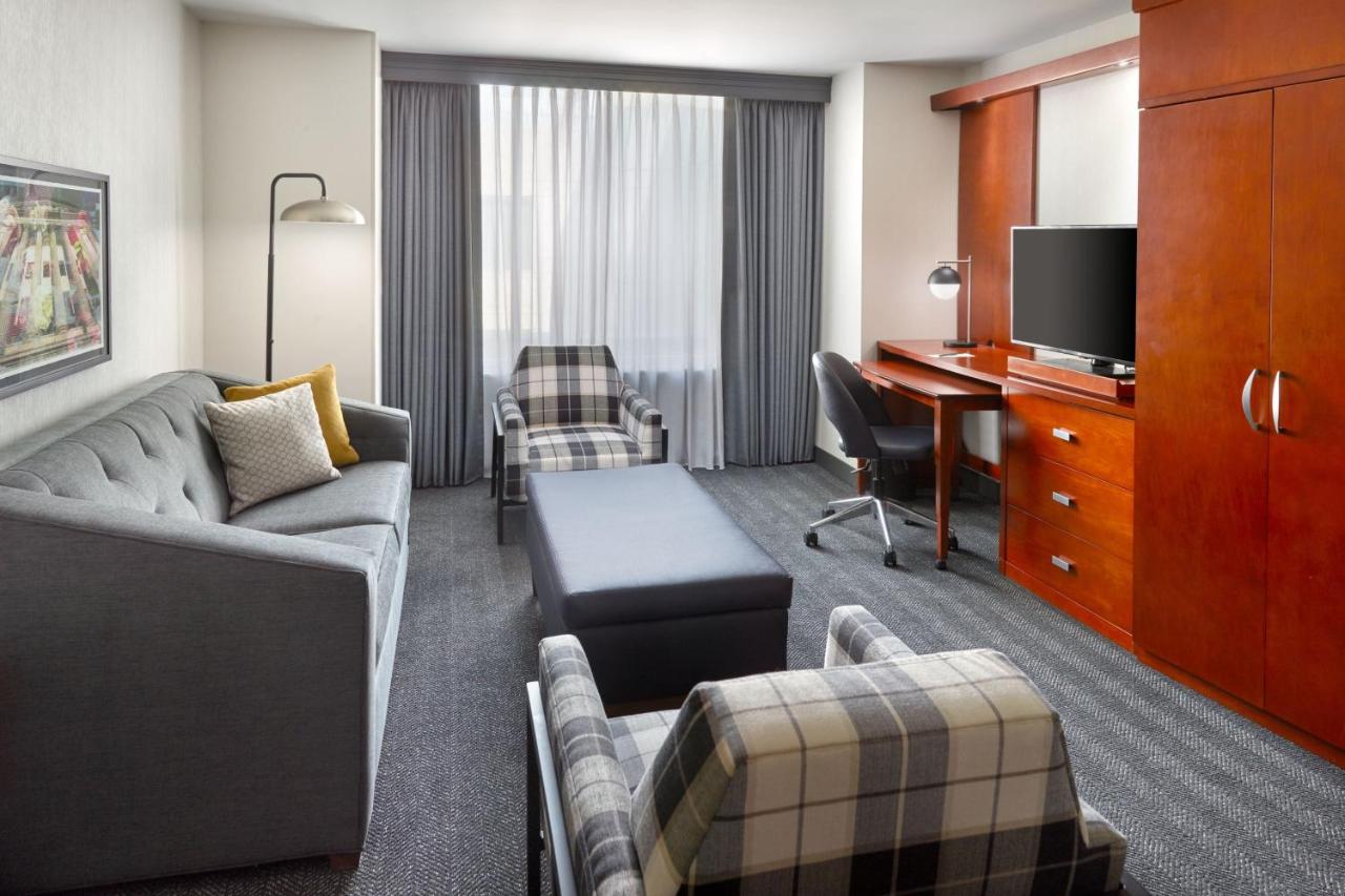 One-Bedroom King Suite at Courtyard by Marriott Washington, DC/Foggy Bottom