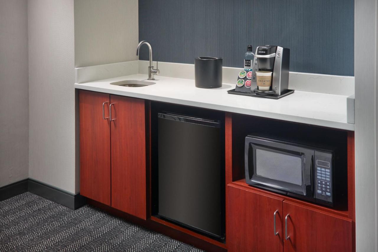 One-Bedroom King Suite at Courtyard by Marriott Washington, DC/Foggy Bottom