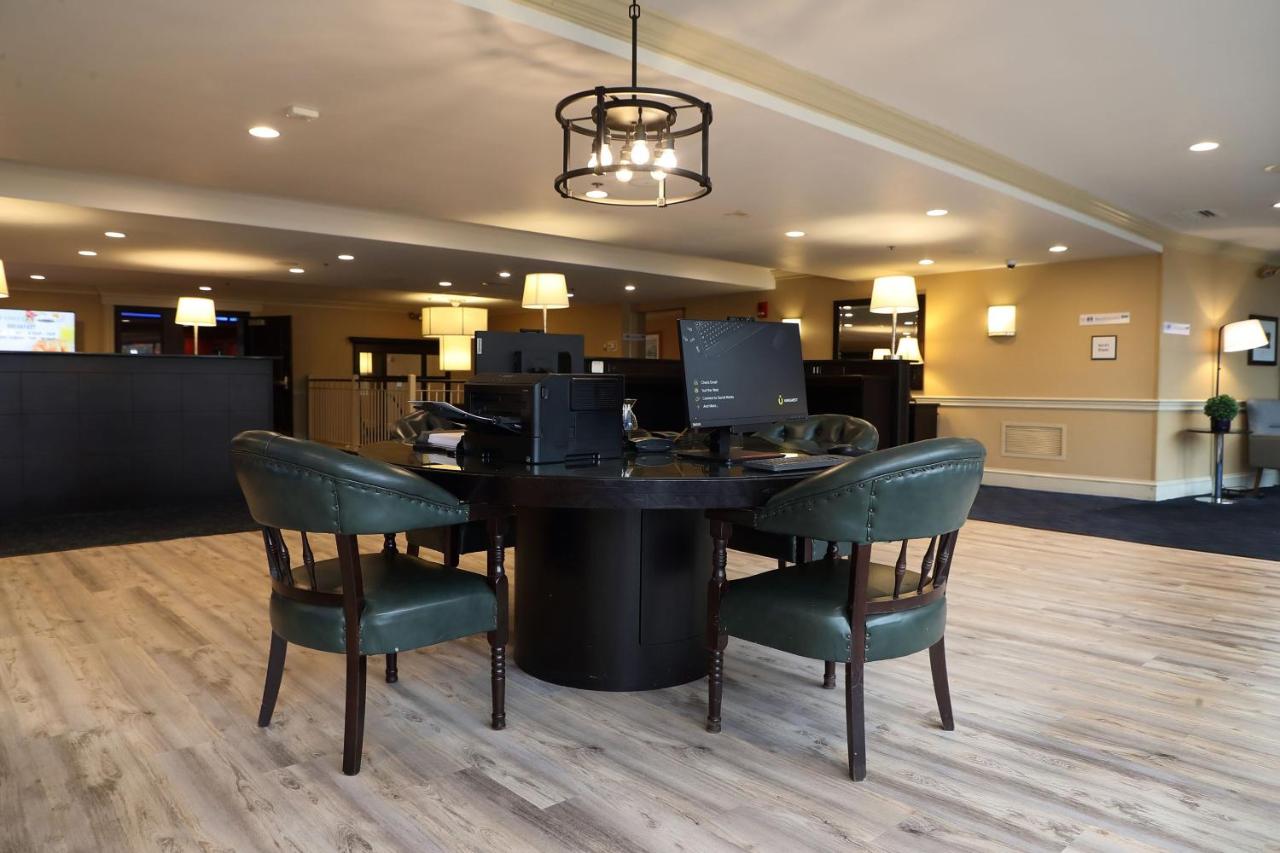 | Four Points by Sheraton Wakefield Boston Hotel & Conference Center