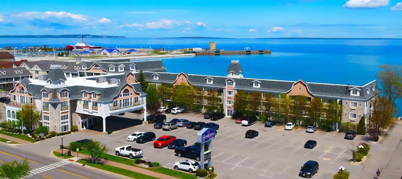 Queen Room with Two Queen Beds at Hamilton Inn Select Beachfront Mackinaw City