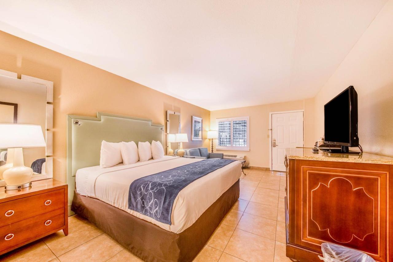 Deluxe King Room - Non-Smoking at Seasons Florida Resort