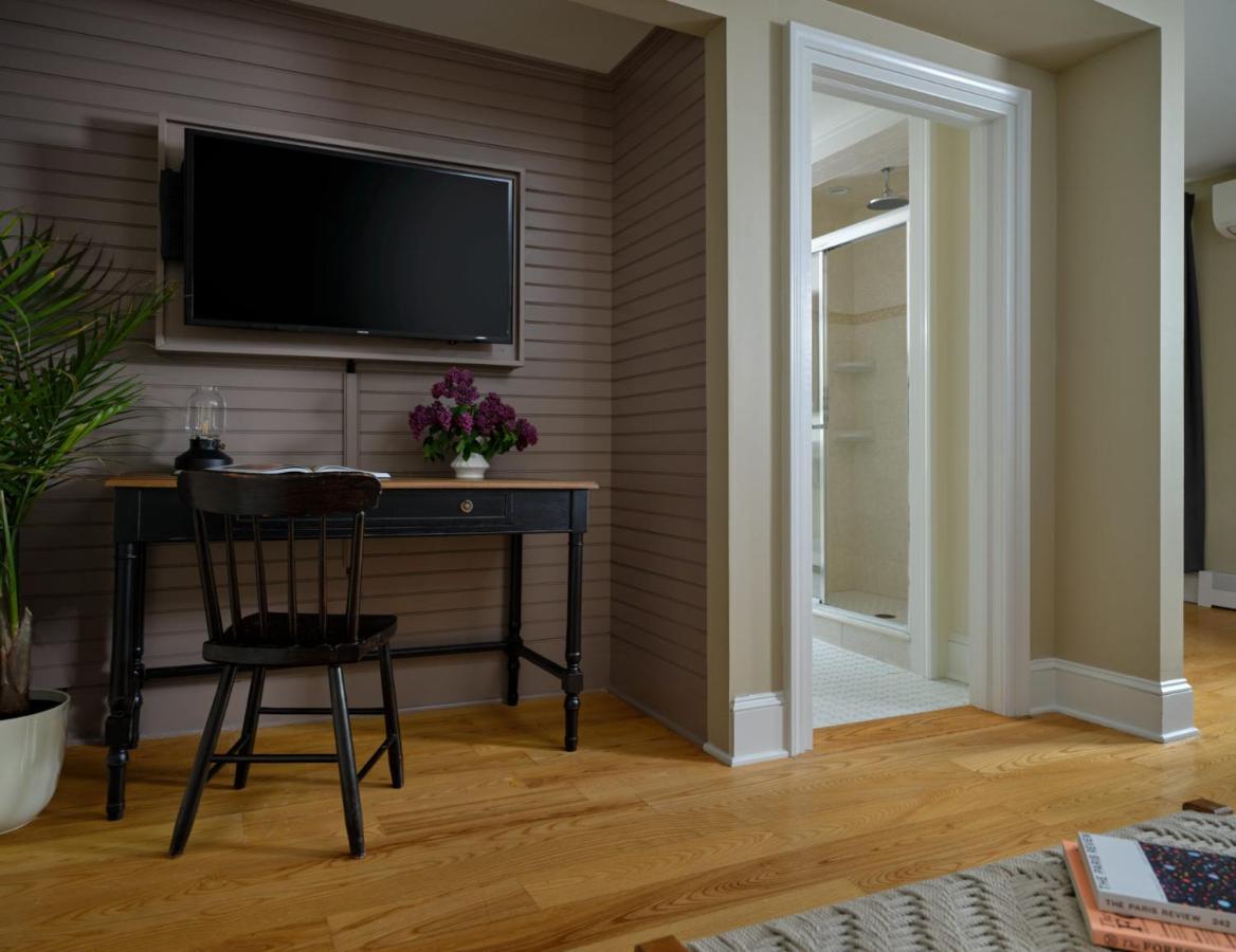 | Landmark Inn