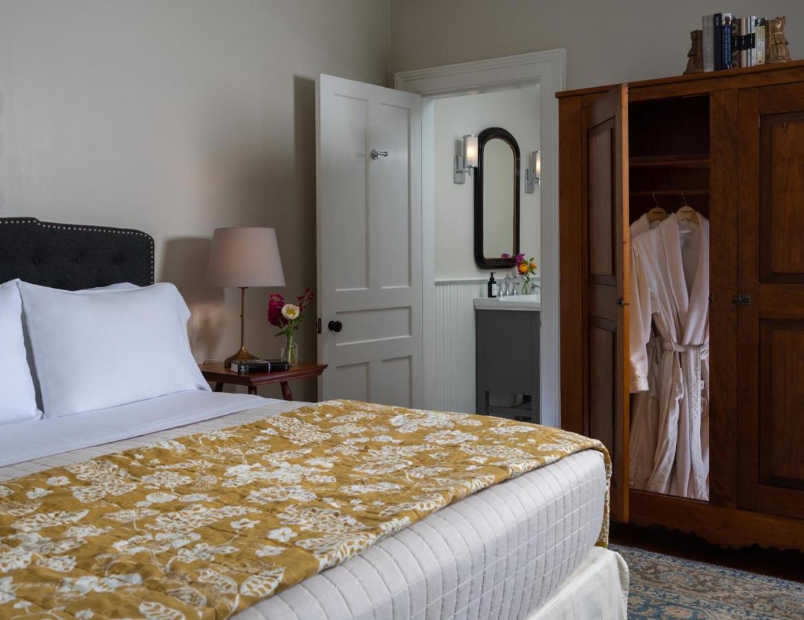 | Landmark Inn