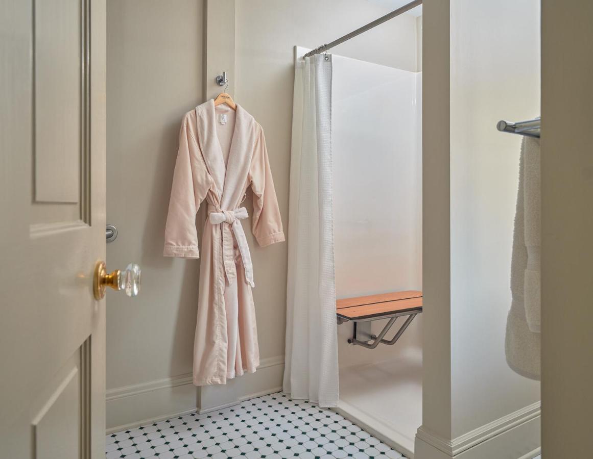 | Landmark Inn