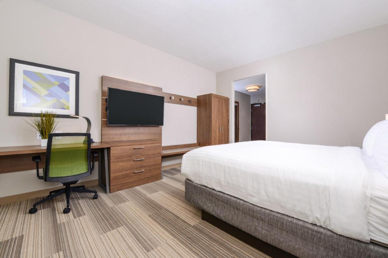 King Room - Disability Access/Roll in Shower - Non-Smoking at Holiday Inn Express & Suites St. Petersburg - Madeira Beach by IHG