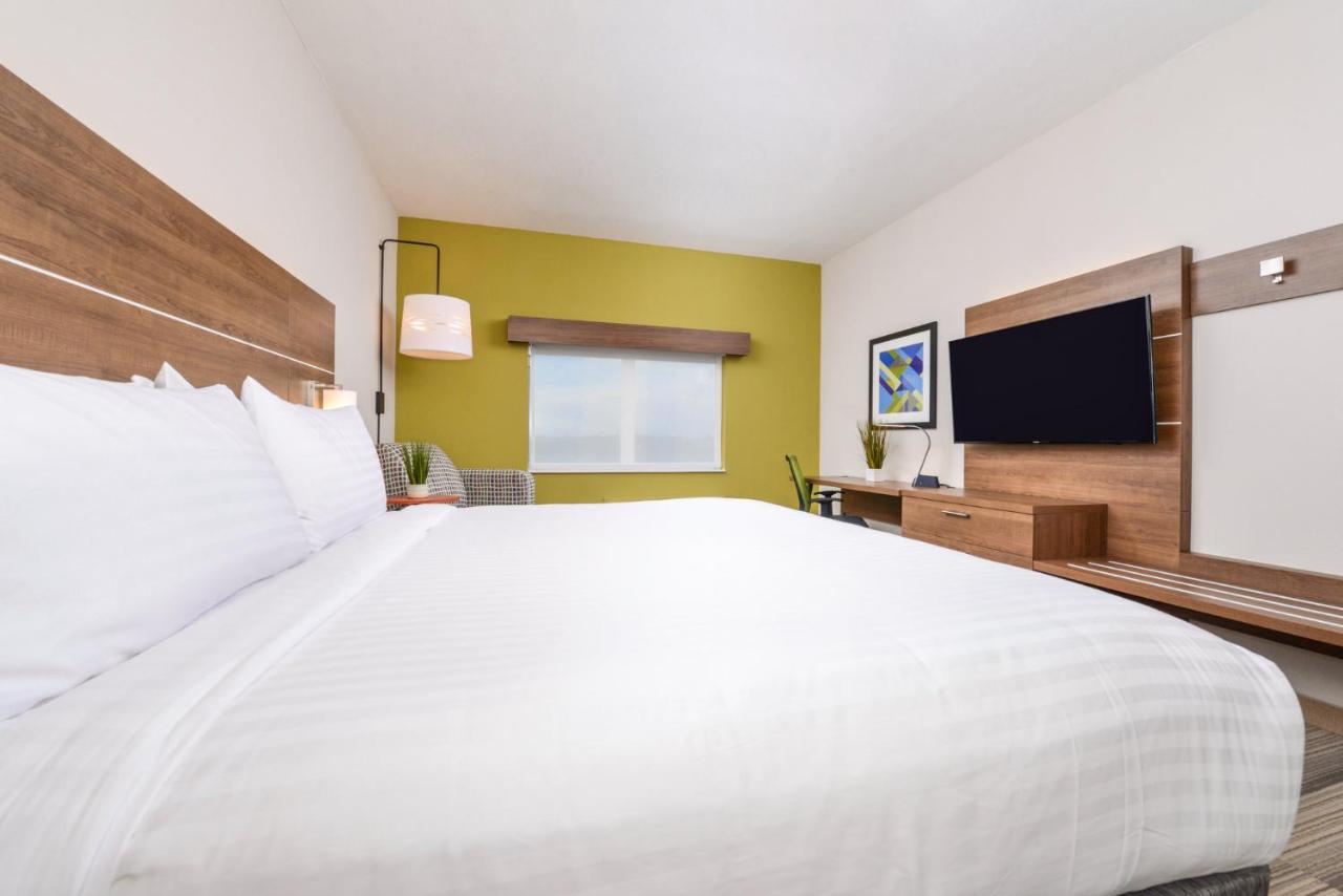 King Room - Disability Access/Roll in Shower - Non-Smoking at Holiday Inn Express & Suites St. Petersburg - Madeira Beach by IHG