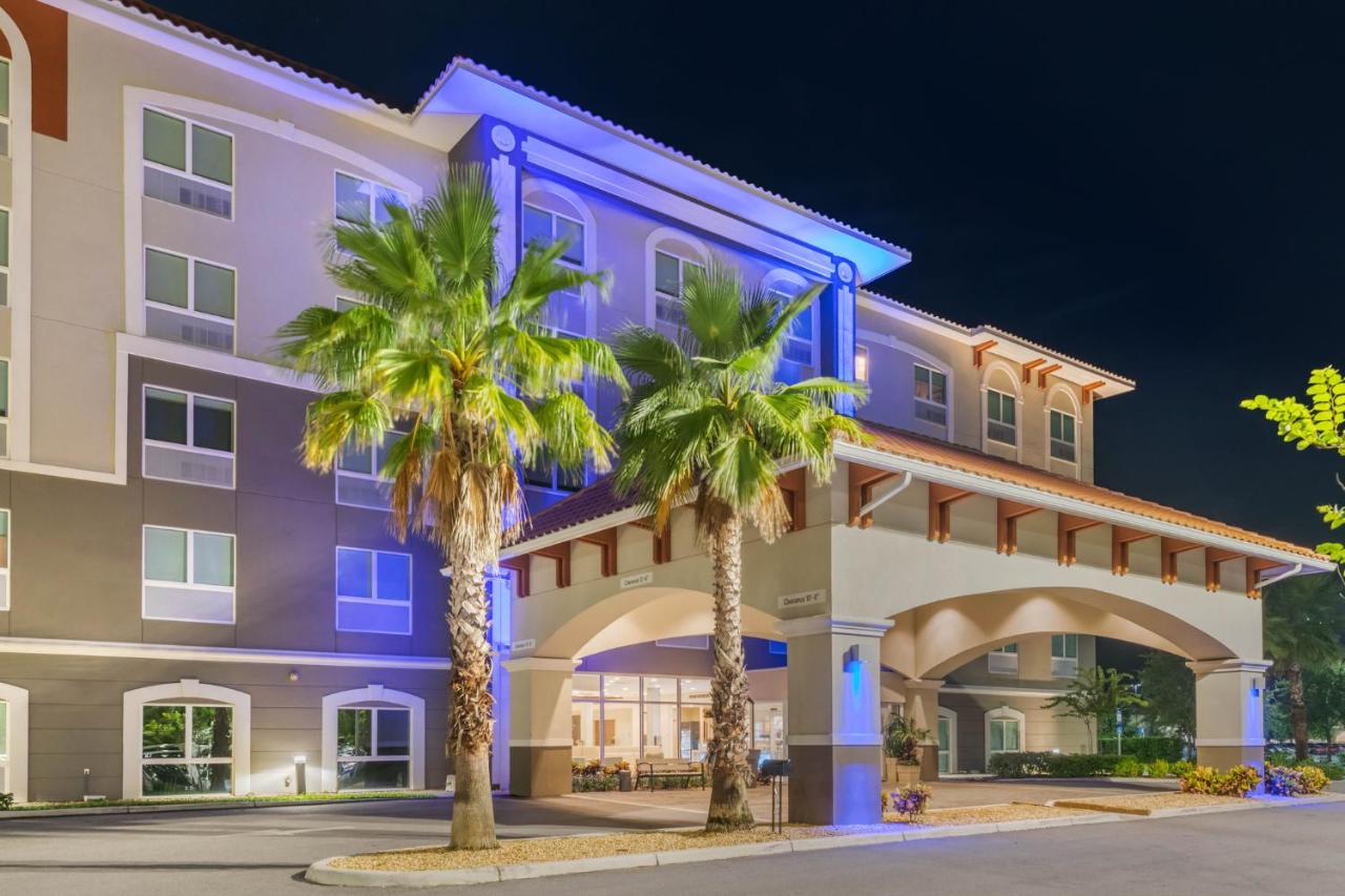 | Holiday Inn Express & Suites St. Petersburg - Madeira Beach, an IHG Hotel