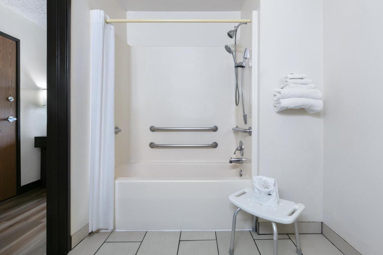 Queen Room with Bath Tub - Mobility/Hearing Accessible - Non-Smoking at Super 8 by Wyndham Grapevine/DFW Airport Northwest