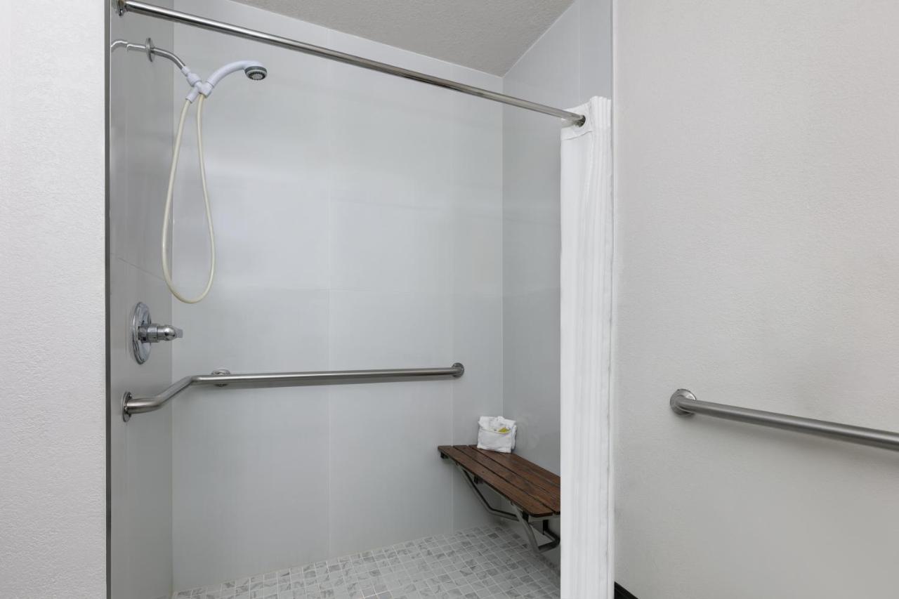 King Room with Roll-In Shower - Mobility/Hearing Accessible - Non-Smoking at Super 8 by Wyndham Grapevine/DFW Airport Northwest