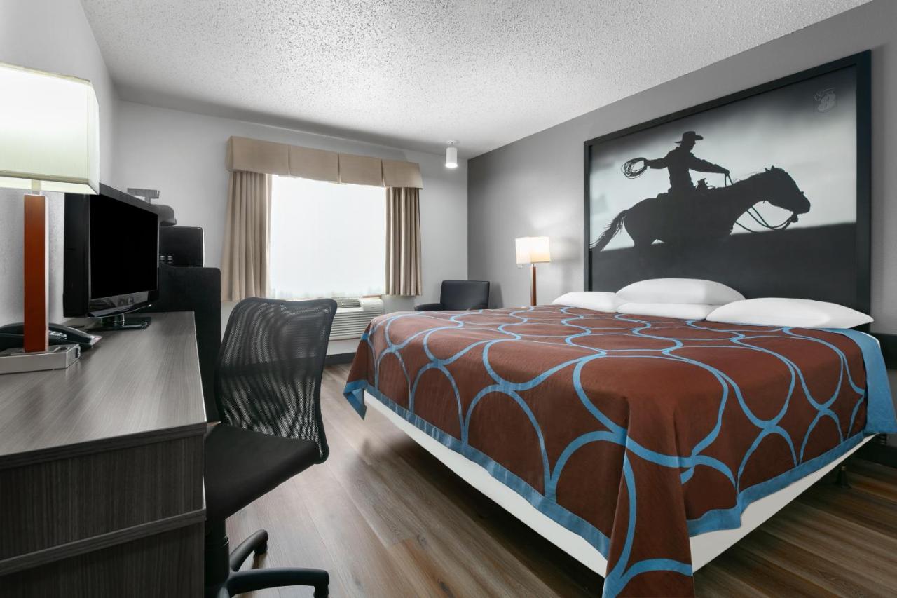 Business King Room - Non-Smoking at Super 8 by Wyndham Grapevine/DFW Airport Northwest